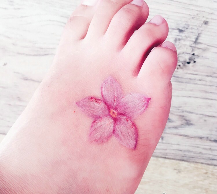 点击大图看下一张：适合女生的一款脚背樱花纹身图案