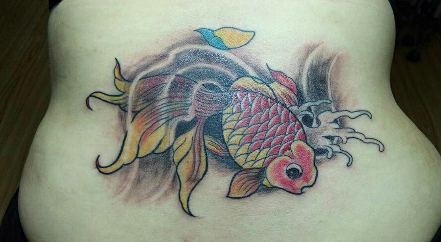 点击大图看下一张：腰部背后的红鲤鱼纹身图案活力无限