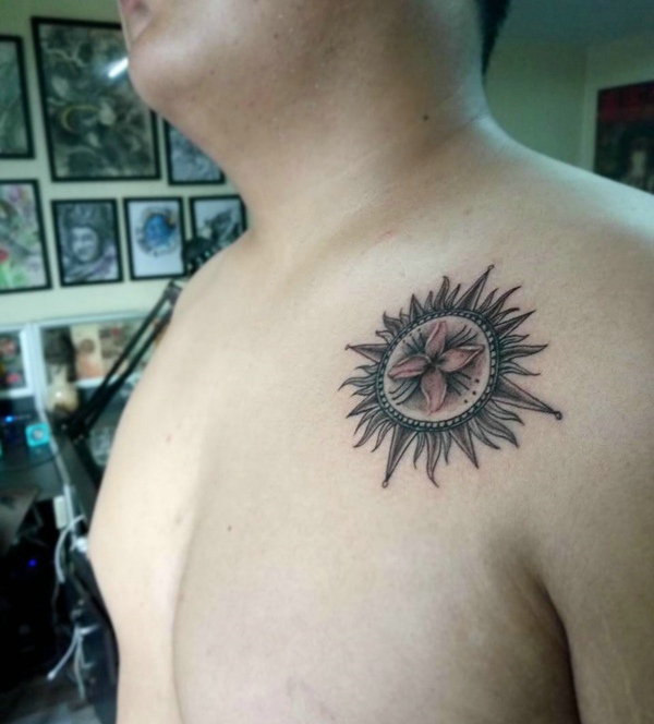 点击大图看下一张：男士胸前拥有创意的另类太阳纹身图案