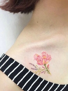 短发女孩锁骨处小清新花朵纹身图案