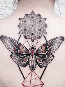 几何图形与蜻蜓结合的后背纹身图案