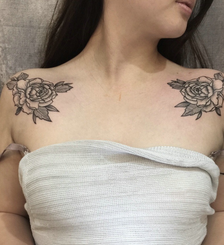 点击大图看下一张：性感女神肩膀两边花朵纹身图案显高贵