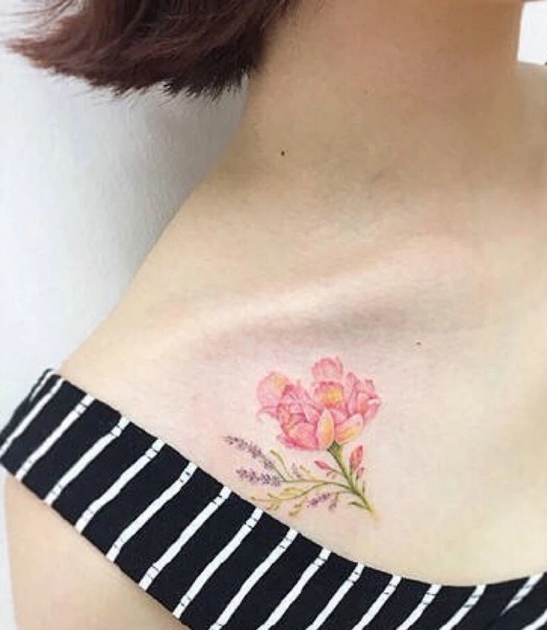 点击大图看下一张：短发女孩锁骨处小清新花朵纹身图案