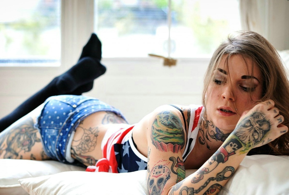 点击大图看下一张：私房中的欧美女性满身纹身图案很妩媚