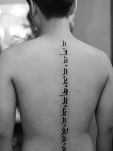 脊椎部超级有趣的梵文纹身图案