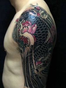 大臂彩色日式鲤鱼纹身图案很帅气