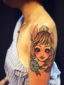 手背一枚黄头发兔耳朵卡通美女纹身图案