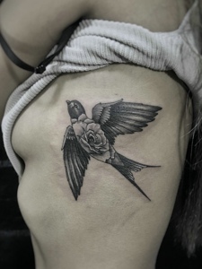 侧腰部一只小燕子纹身图案