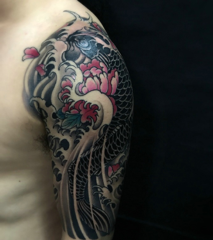 点击大图看下一张：大臂彩色日式鲤鱼纹身图案很帅气