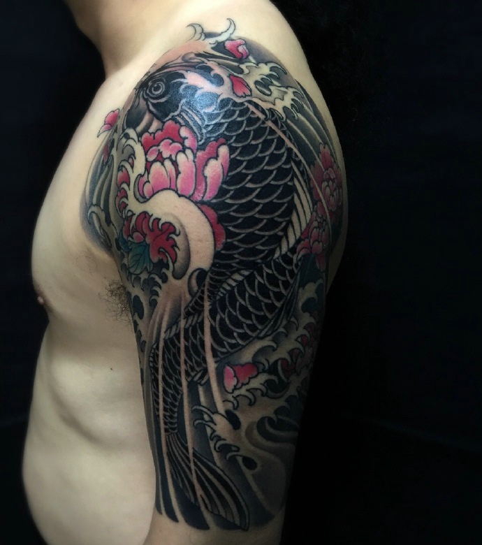 点击大图看下一张：大臂彩色日式鲤鱼纹身图案很帅气
