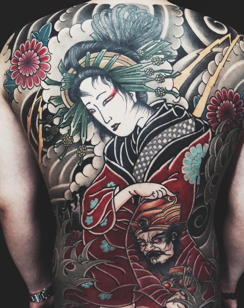 点击大图看下一张：满背五颜六色日式花妓纹身图案