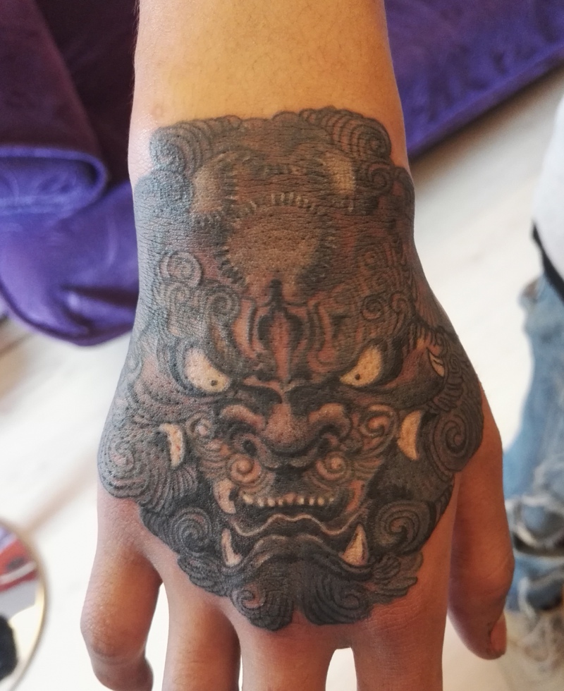 点击大图看下一张：超级霸气的手背唐狮纹身图案