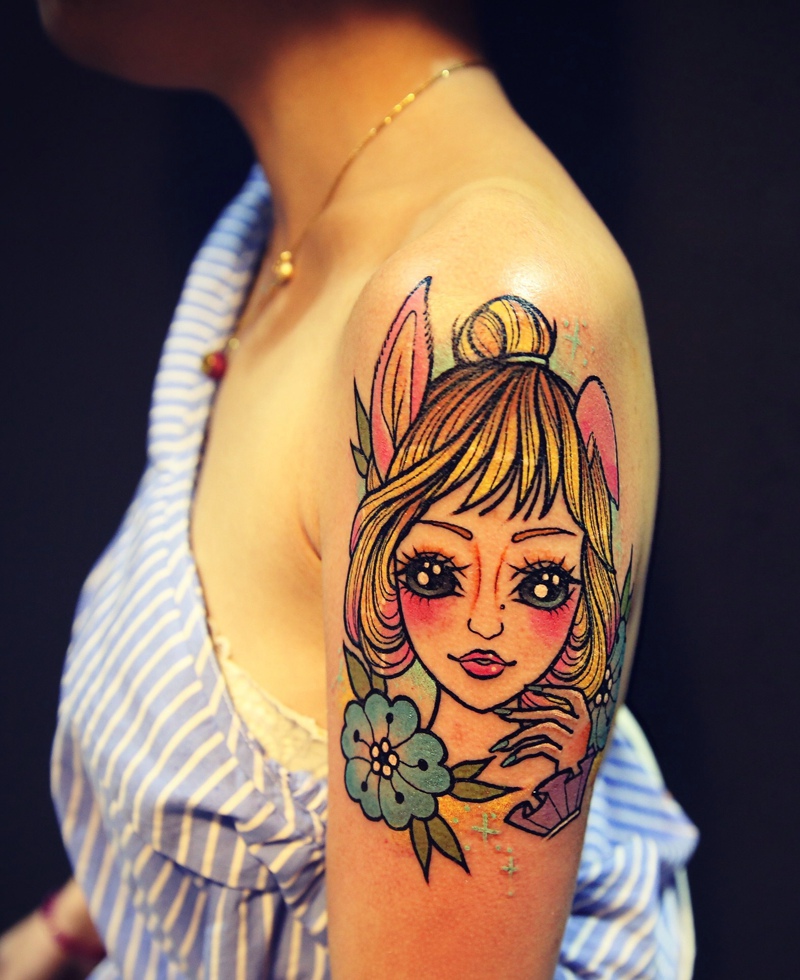 点击大图看下一张：手背一枚黄头发兔耳朵卡通美女纹身图案