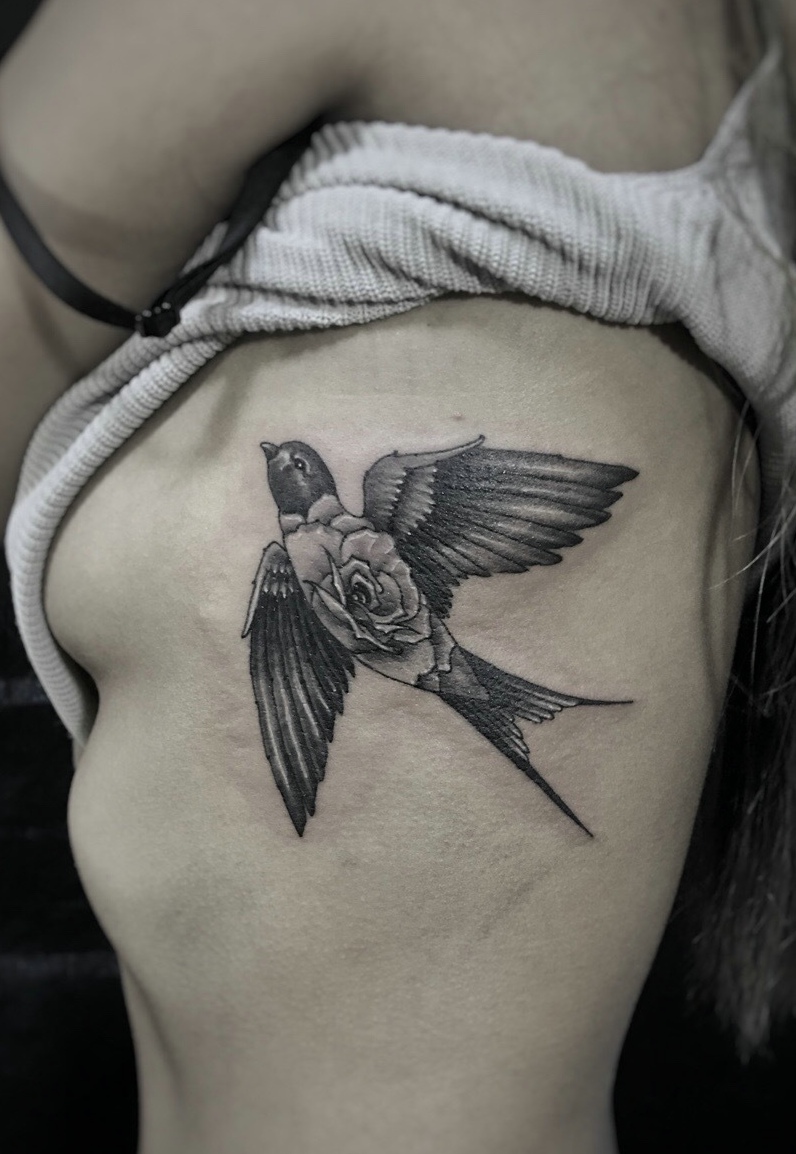 点击大图看下一张：侧腰部一只小燕子纹身图案