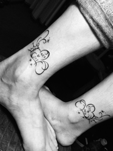 脚腕上的可爱小图案情侣纹身刺青