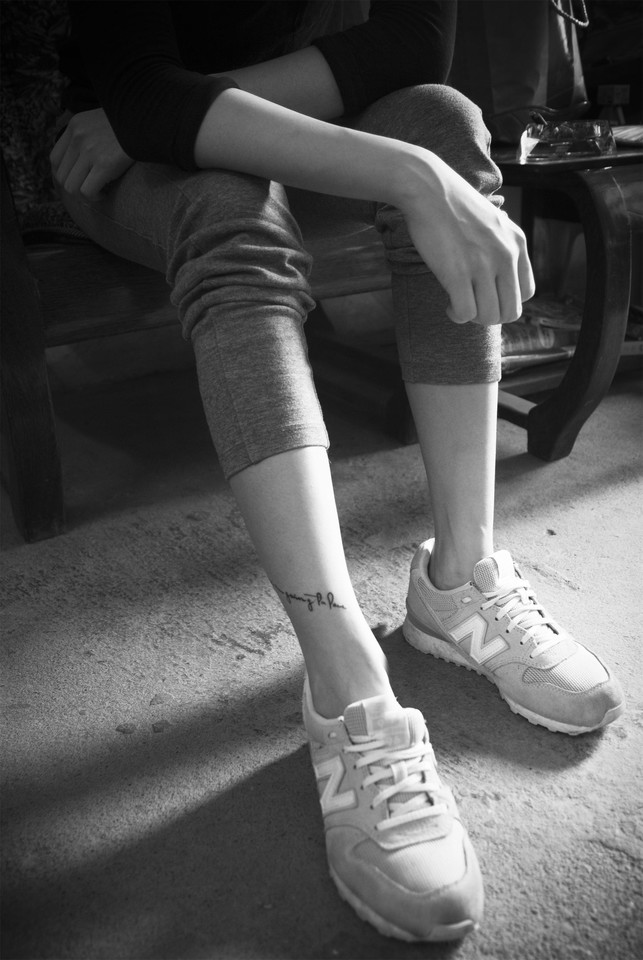 点击大图看下一张：文艺青年的腿部文雅文字纹身