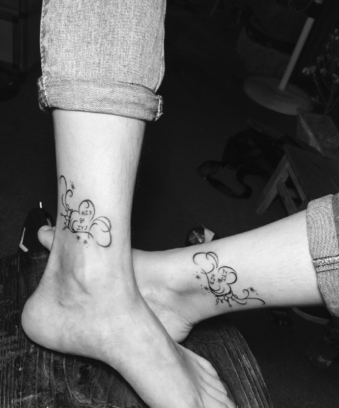 点击大图看下一张：脚腕上的可爱小图案情侣纹身刺青