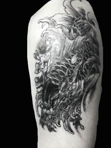经典传统黑白手臂鲤鱼纹身图案