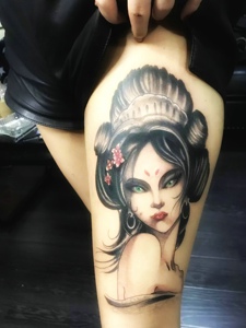 大腿一枚精致而美丽的艺妓纹身图案