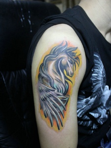 一匹忧愁善感的骏马手臂纹身图案