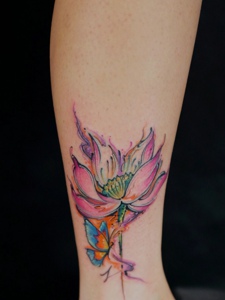 小腿处艳丽夺人的莲花纹身图案