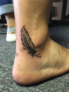 脚跟上的羽毛纹身图案简单大方