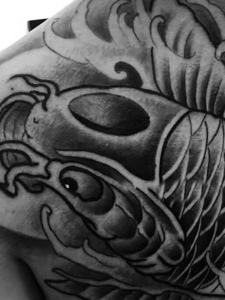 满背黑白传统大鲤鱼纹身图案
