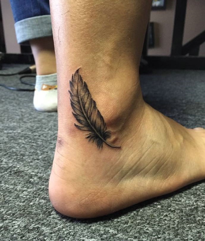 点击大图看下一张：脚跟上的羽毛纹身图案简单大方