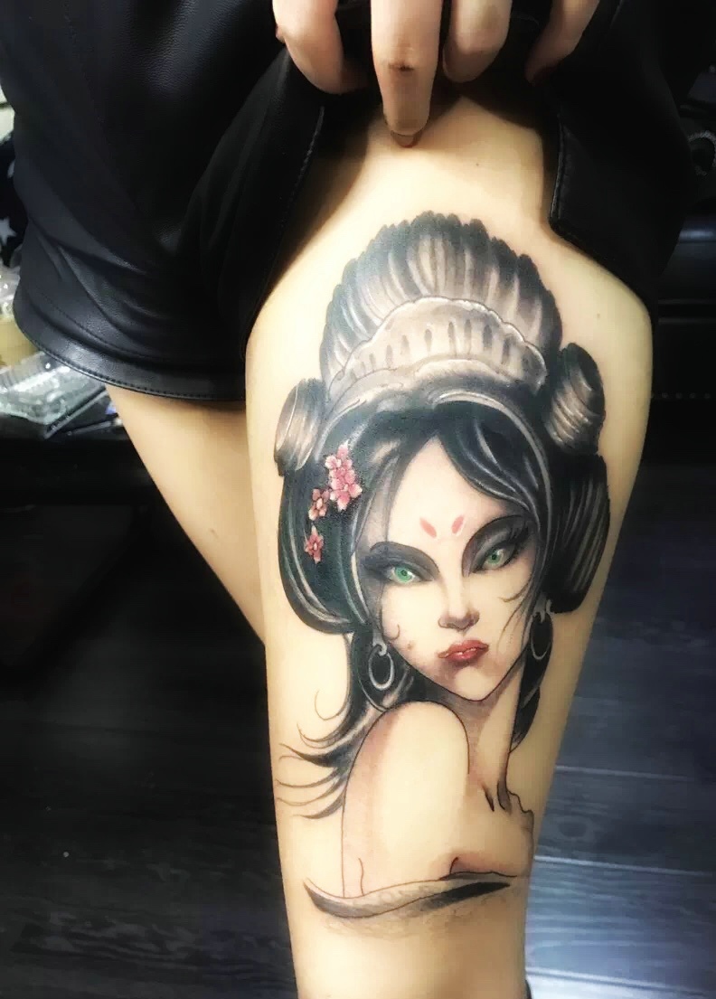 点击大图看下一张：大腿一枚精致而美丽的艺妓纹身图案