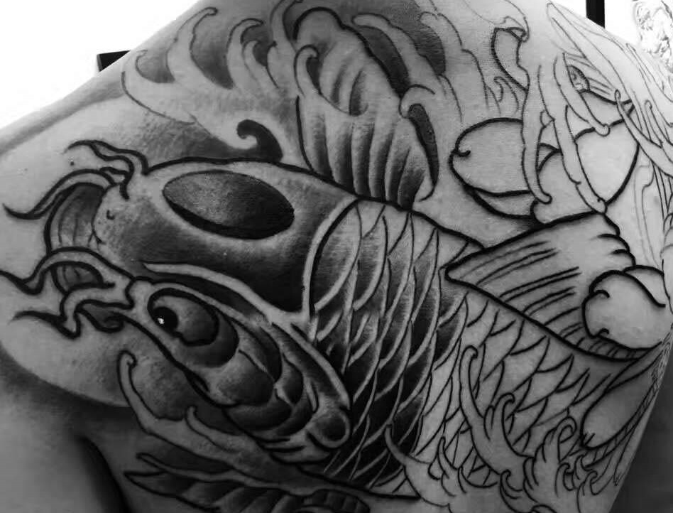 点击大图看下一张：满背黑白传统大鲤鱼纹身图案