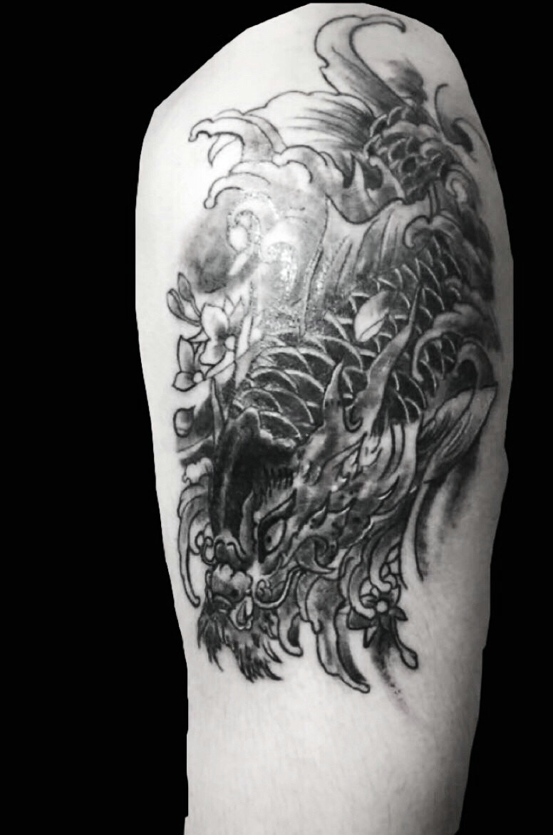 点击大图看下一张：经典传统黑白手臂鲤鱼纹身图案