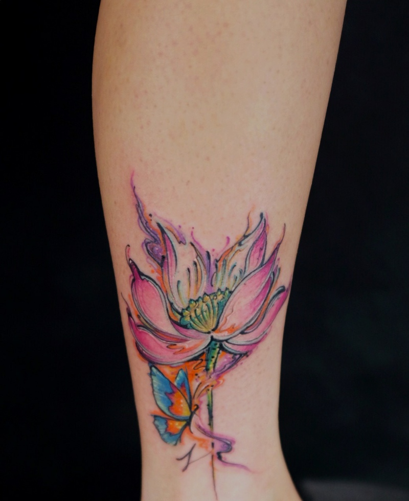 点击大图看下一张：小腿处艳丽夺人的莲花纹身图案