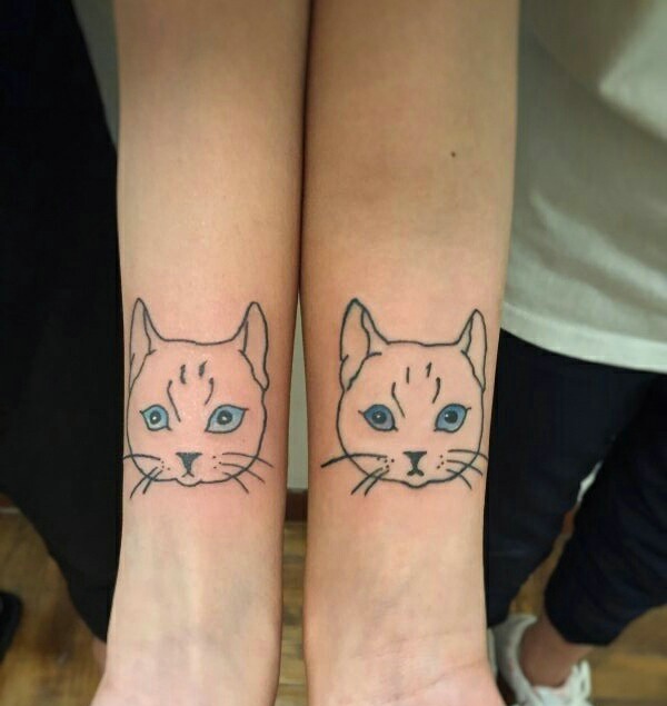 点击大图看下一张：手臂可爱萌萌的情侣小猫纹身图案