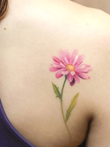 女生肩膀上的清新红花个性图案刺青
