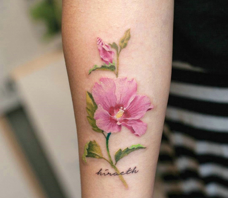 点击大图看下一张：女生手臂粉嫩花朵个性刺青