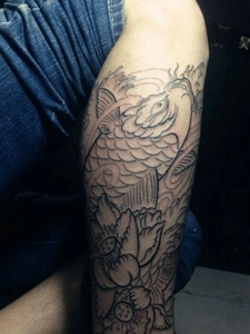 包小腿简陋的线条黑白鲤鱼纹身图案