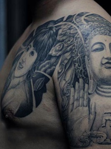 美女与佛祖结合的半甲纹身图案