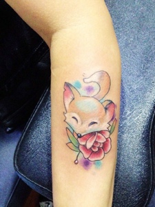 手臂彩色小松鼠纹身图案很可爱