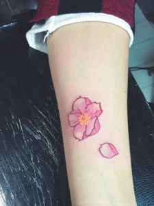 手臂小清新唯美好看的花瓣纹身图案