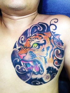 男士胸前可怕的彩色老虎纹身图案