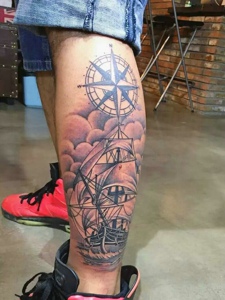 包小腿帅气的黑灰帆船纹身图案