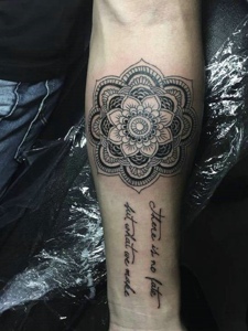 梵花与英文相结合的手臂纹身图案