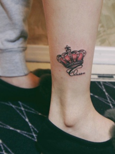 小腿处一款迷你小皇冠纹身图案