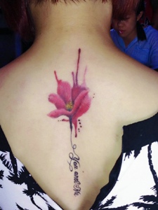 英文与花朵结合的脊椎部纹身刺青