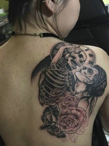 美女与骷髅结合的背部纹身图案