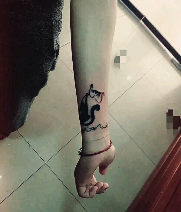 点击大图看下一张：手臂日式小黑猫纹身图案简单大方