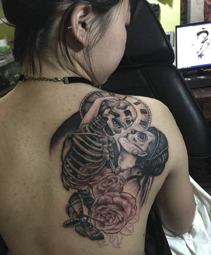 点击大图看下一张：美女与骷髅结合的背部纹身图案