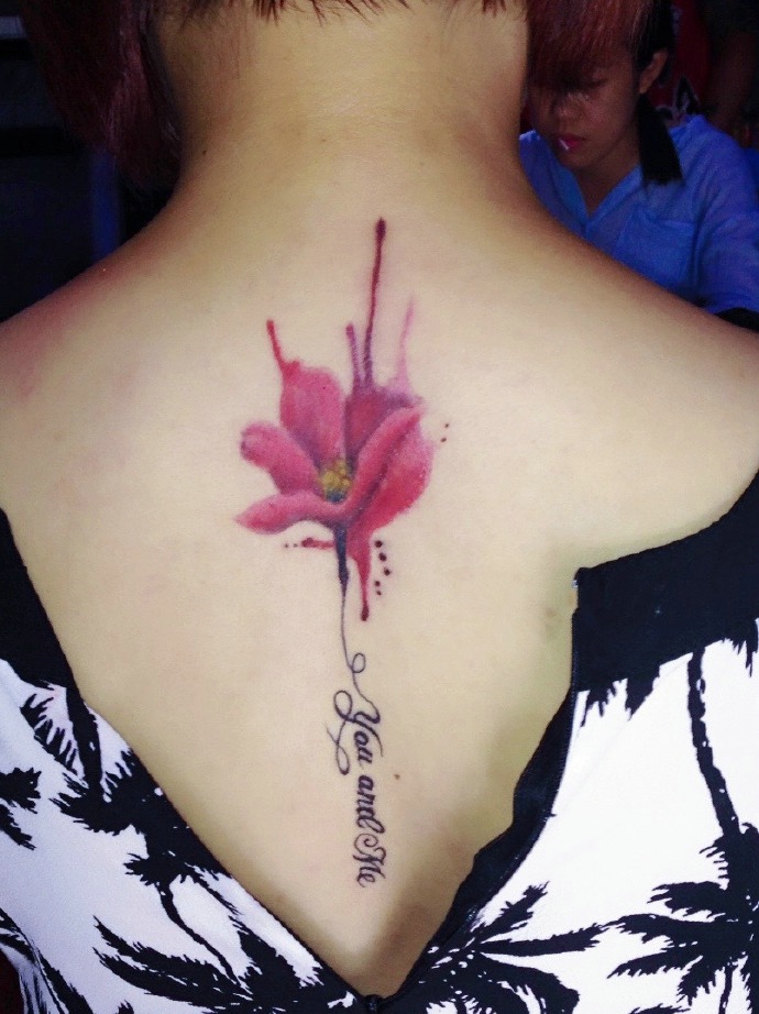点击大图看下一张：英文与花朵结合的脊椎部纹身刺青
