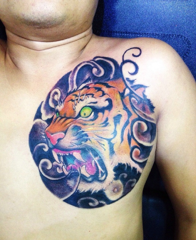 点击大图看下一张：男士胸前可怕的彩色老虎纹身图案