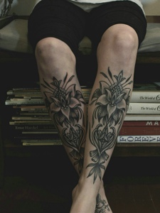 双腿外侧精致大气的花朵纹身图案